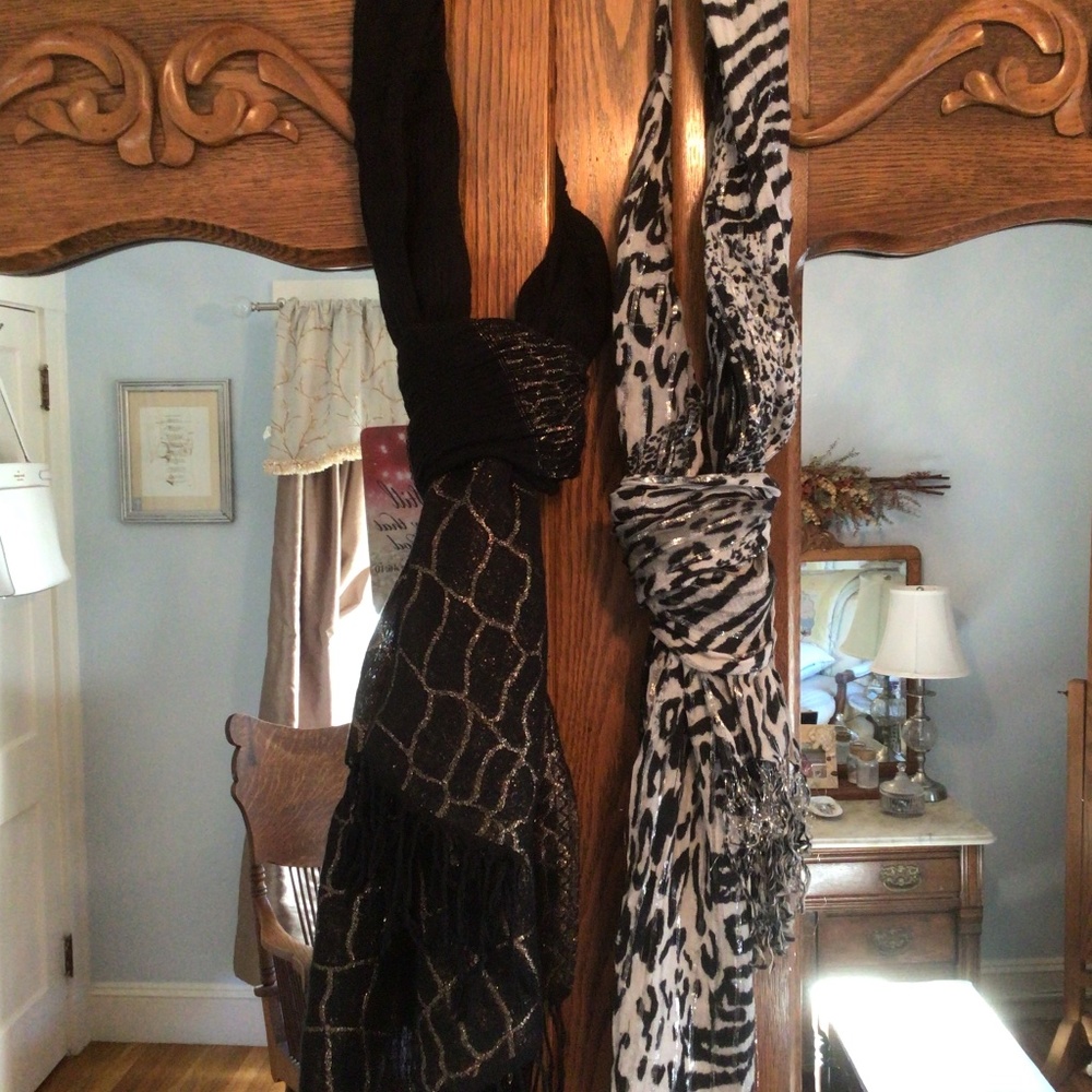 Bundle of 2 Womens Scarves black assorted